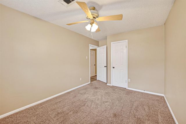210 Woodhaven Street, Highlands, TX 77562