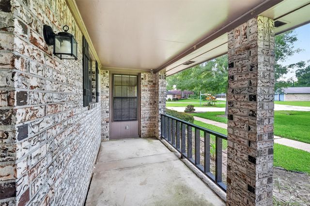 210 Woodhaven Street, Highlands, TX 77562
