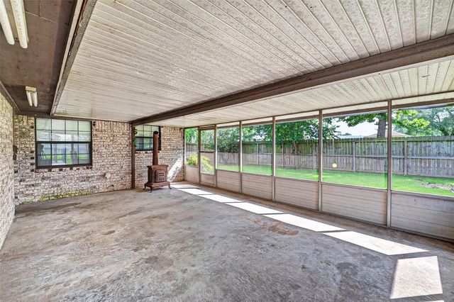 210 Woodhaven Street, Highlands, TX 77562