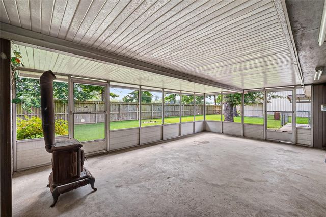 210 Woodhaven Street, Highlands, TX 77562
