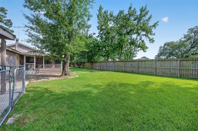 210 Woodhaven Street, Highlands, TX 77562