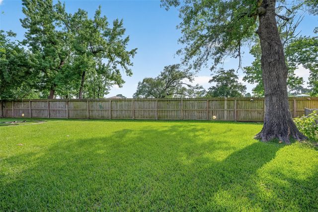 210 Woodhaven Street, Highlands, TX 77562