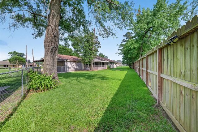 210 Woodhaven Street, Highlands, TX 77562