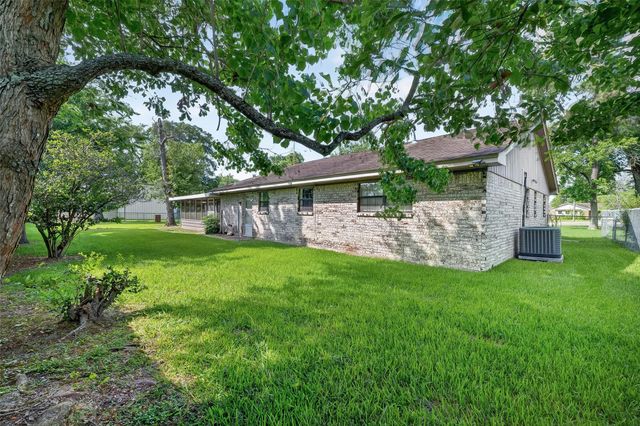 210 Woodhaven Street, Highlands, TX 77562
