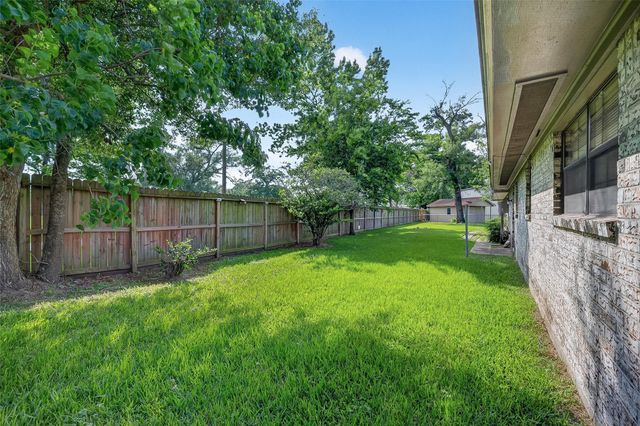 210 Woodhaven Street, Highlands, TX 77562