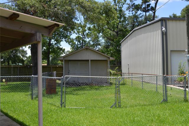 210 Woodhaven Street, Highlands, TX 77562