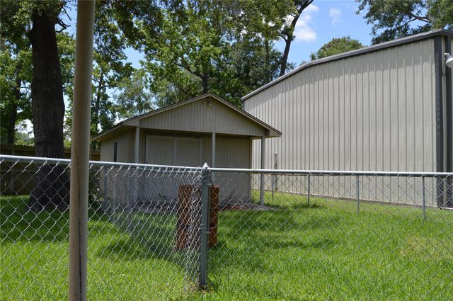 210 Woodhaven Street, Highlands, TX 77562