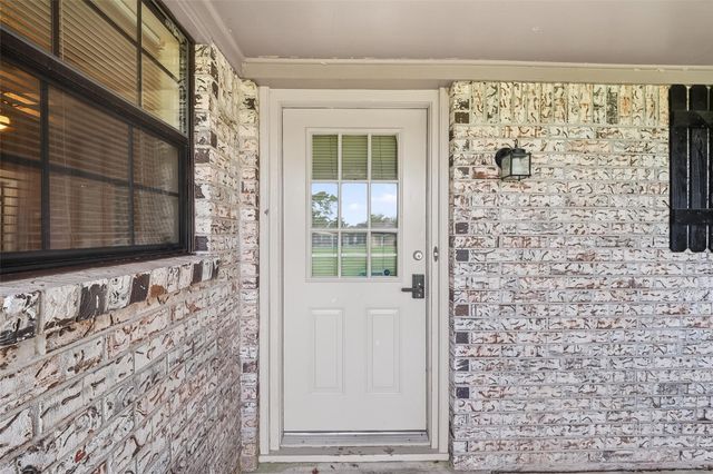 210 Woodhaven Street, Highlands, TX 77562