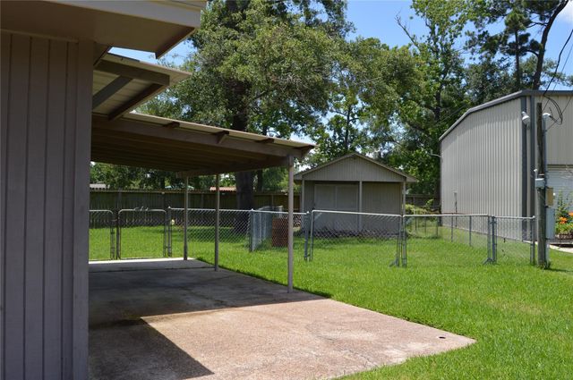210 Woodhaven Street, Highlands, TX 77562