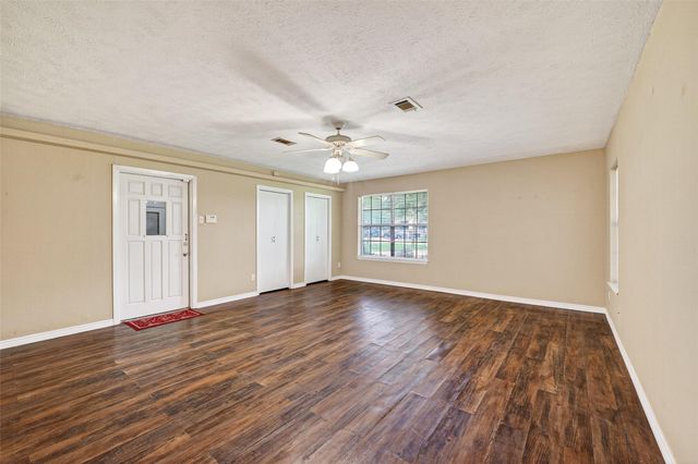 210 Woodhaven Street, Highlands, TX 77562