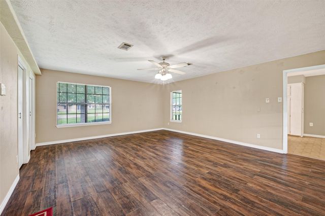 210 Woodhaven Street, Highlands, TX 77562