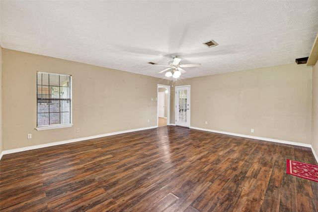 210 Woodhaven Street, Highlands, TX 77562