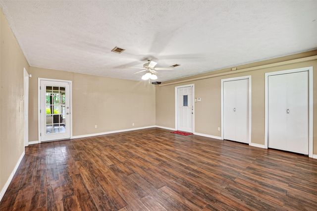 210 Woodhaven Street, Highlands, TX 77562