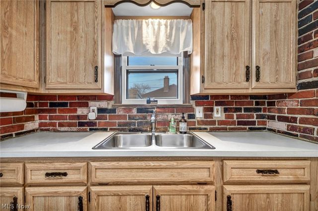 6471 Kerneywood Road, Parma, OH 44129