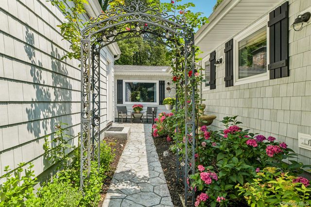 11 Bowman Lane, Kings Park, NY 11754