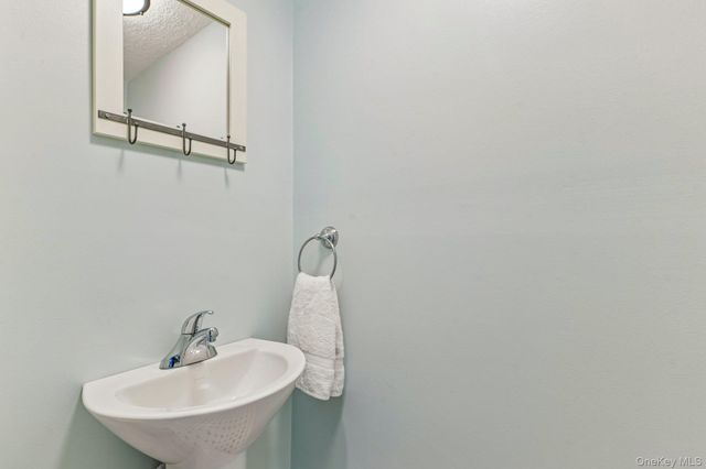 11 Bowman Lane, Kings Park, NY 11754