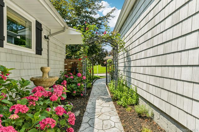 11 Bowman Lane, Kings Park, NY 11754