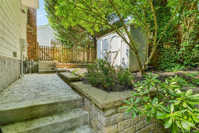 11 Bowman Lane, Kings Park, NY 11754