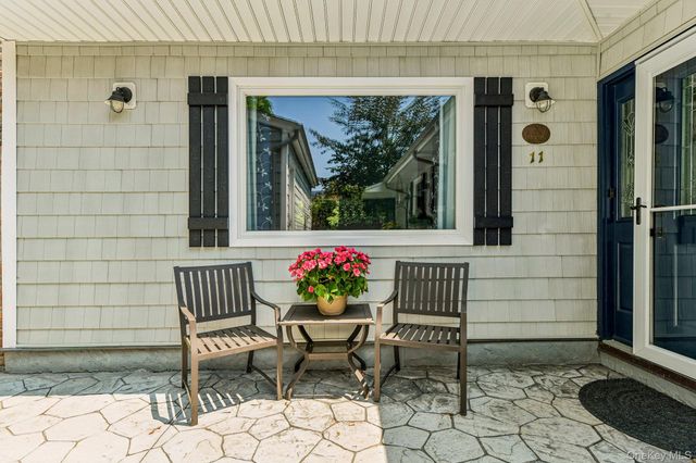 11 Bowman Lane, Kings Park, NY 11754