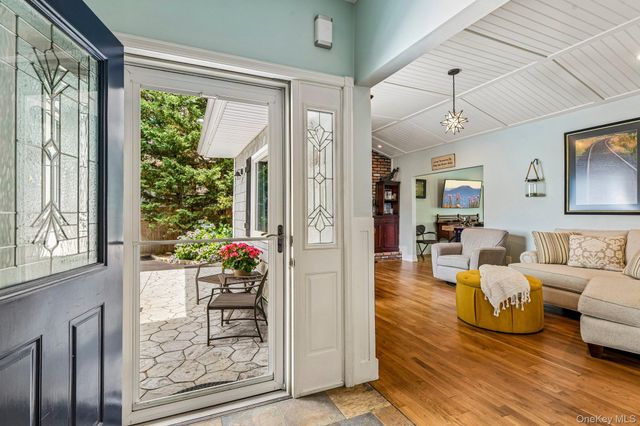 11 Bowman Lane, Kings Park, NY 11754