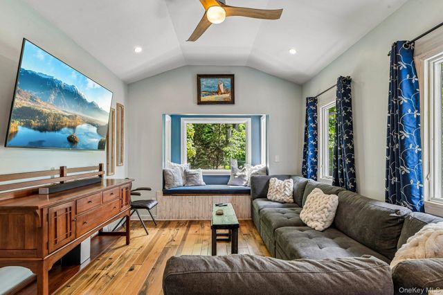 11 Bowman Lane, Kings Park, NY 11754