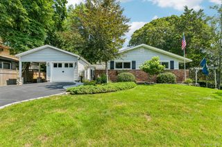 11 Bowman Lane, Kings Park, NY 11754