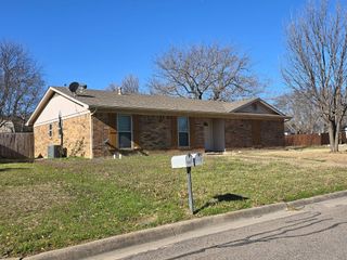 561 NW Douglas Street, Burleson, TX 76028