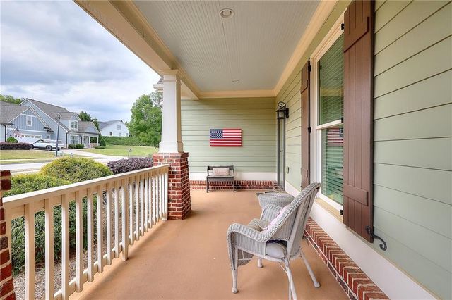 125 Hawthorn Way, Hoschton, GA 30548