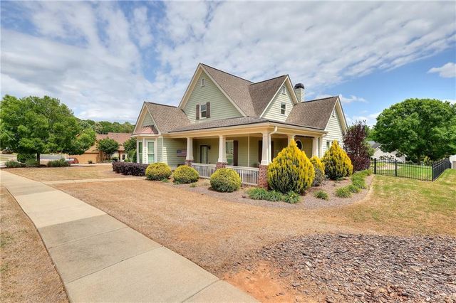 125 Hawthorn Way, Hoschton, GA 30548
