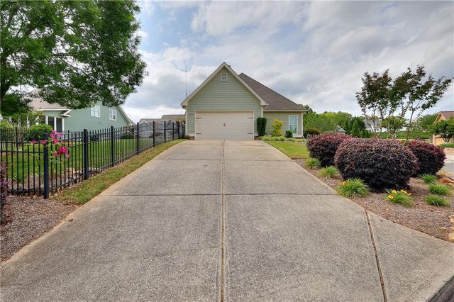 125 Hawthorn Way, Hoschton, GA 30548