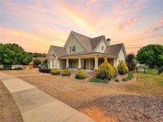 125 Hawthorn Way, Hoschton, GA 30548