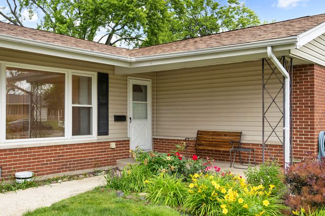 46 Avon Road, Elk Grove Village, IL 60007