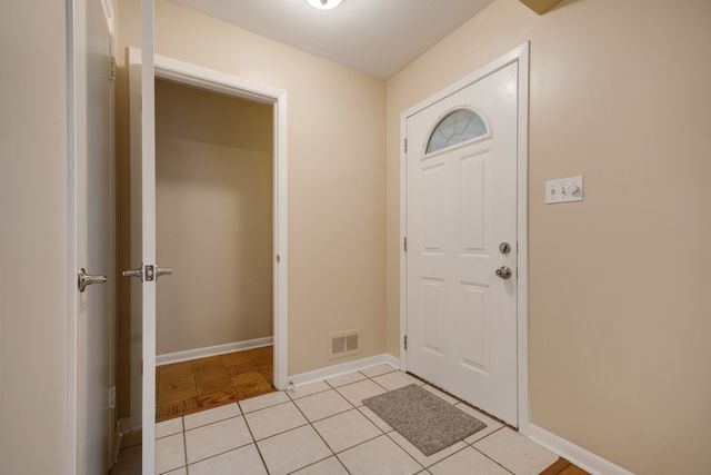 46 Avon Road, Elk Grove Village, IL 60007