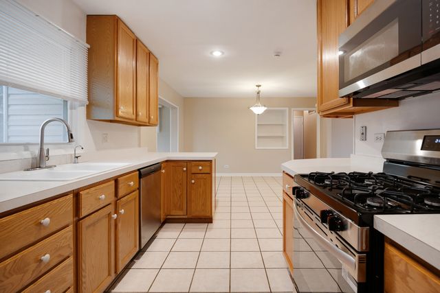 46 Avon Road, Elk Grove Village, IL 60007