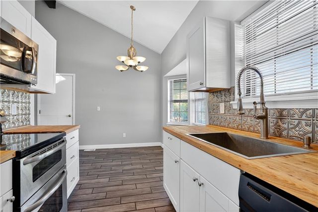 819 NE Cookingham Drive, Kansas City, MO 64155