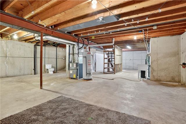 819 NE Cookingham Drive, Kansas City, MO 64155