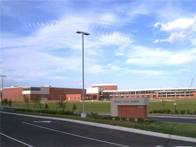 819 NE Cookingham Drive, Kansas City, MO 64155