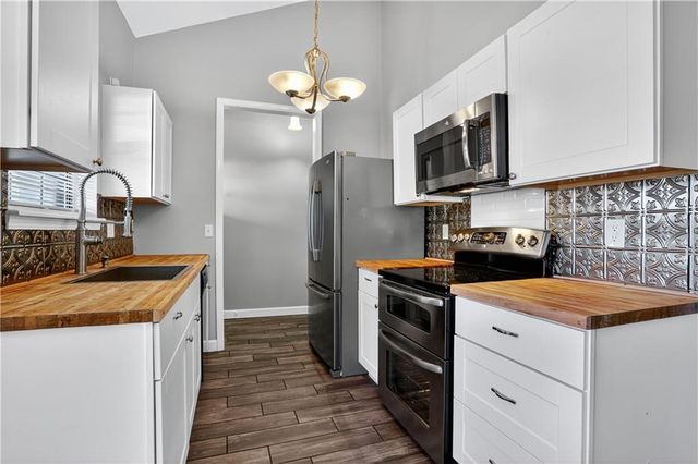 819 NE Cookingham Drive, Kansas City, MO 64155