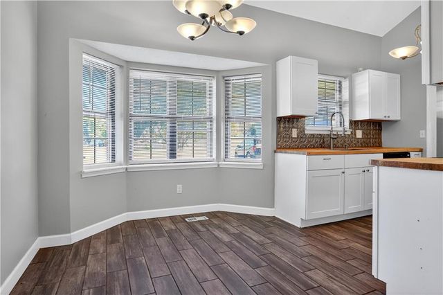 819 NE Cookingham Drive, Kansas City, MO 64155