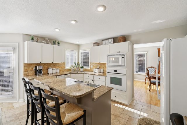 870 SE Walnut Ridge Drive, Waukee, IA 50263