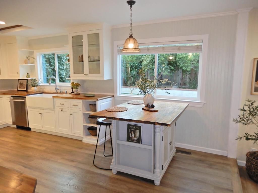 Image 7 of property listing at Address unavailable.