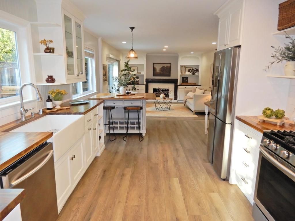 Image 9 of property listing at Address unavailable.