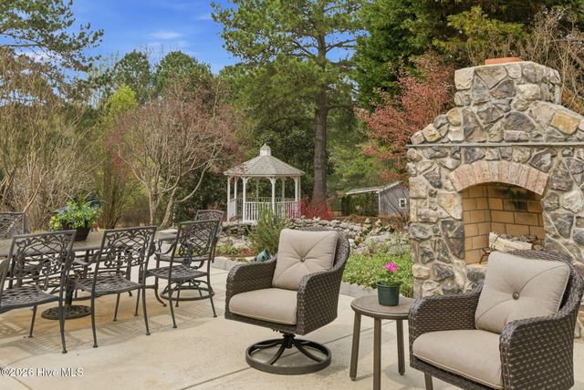 115 Rachels Point, West End, NC 27376