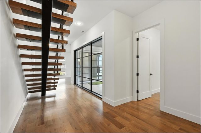 3523 N Versailles Avenue, Dallas, TX 75209