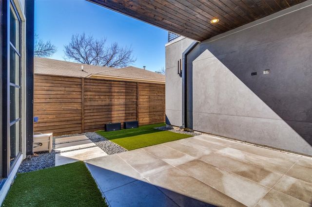 3523 N Versailles Avenue, Dallas, TX 75209