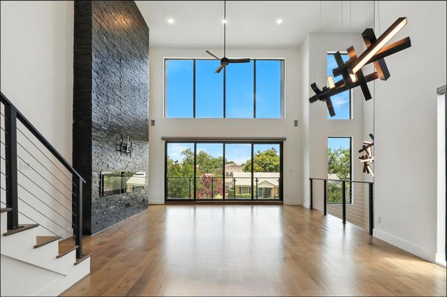 3523 N Versailles Avenue, Dallas, TX 75209