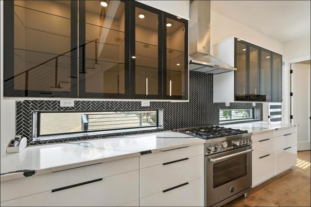 3523 N Versailles Avenue, Dallas, TX 75209
