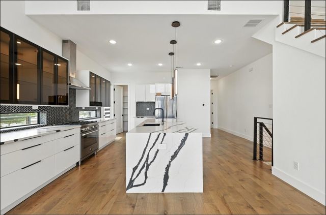 3523 N Versailles Avenue, Dallas, TX 75209