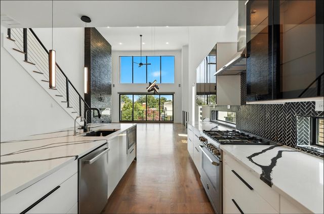 3523 N Versailles Avenue, Dallas, TX 75209