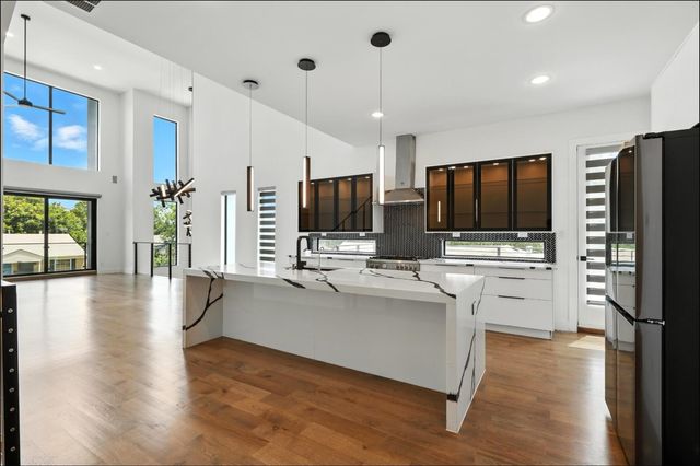 3523 N Versailles Avenue, Dallas, TX 75209